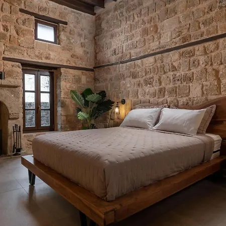 Ancient Knights Luxury מלון